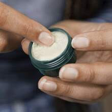 The Body Shop زبدة الشفاه بجوز الهند من ذا بودي شوب 10 مل - Coconut - مشاهدة 5