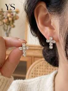 1 Pasang Anting Tusuk Salib Kristal Wanita - Perak - View 4
