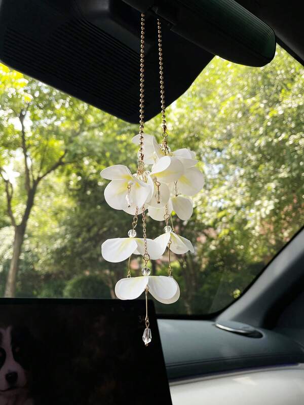 Ornement de voiture suspendu avec fleurs à franges, pendentif créatif en forme de pétale et de goutte d'eau, décoration intérieure de voiture, décoration suspendue pour le rétroviseur de voiture, accessoires d'intérieur de voiture, décoration de voiture pour femmes, cadeau parfait pour les femmes