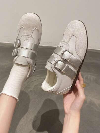 Sepatu Latihan Retro Datar dengan Tali Gesper Ganda, Sepatu Kasual Longgar untuk Wanita Ukuran Besar untuk Perjalanan di Jalanan