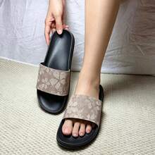 Sandálias Slide Masculinas Vintage com Estampa Floral Escura, Sola Macia Antiderrapante, Chinelos Casuais para Uso Interno e Externo - Caqui - Visão 7