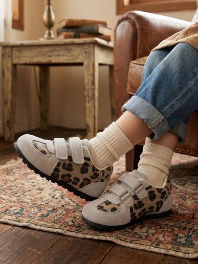 1 Pair Leopard Print Fashion Kids Casual Shoes, Infant Toddler Training Sneakers, Faux Suede Material With Dual Hook-And-Loop Design, Comfortable And Convenient, Suitable For Daily School, Outdoor Play, Casual Outings, Versatile Kids Flat Shoes