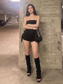 女款俐落黑色無肩帶連身衣，短版貼身連身褲，聚酯纖維材質，無袖設計搭配時尚側邊鏤空，打造前衛造型 - 黑色 - 查看 3