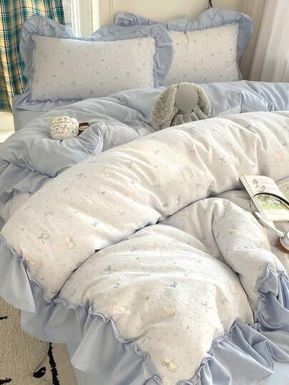 Bộ chăn ga gối 4 món màu xanh họa tiết hoa nhỏ viền bèo nhún, phong cách đồng quê Pháp, thoáng khí mềm mại dùng cho mọi mùa, gồm 1 vỏ chăn, 1 ga giường, 2 vỏ gối, không kèm ruột, phù hợp cho phòng ngủ, ký túc xá, dùng tại nhà, nhiều tùy chọn kích thước, trang trí ký túc xá tựu trường, trang trí đại học