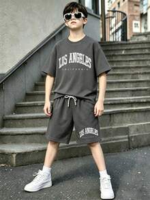 Set Kaos dan Celana Pendek Lengan Pendek Leher Bulat dengan Motif Huruf dan Gambar Grafis untuk Anak Laki-Laki - Dark Grey - View 1