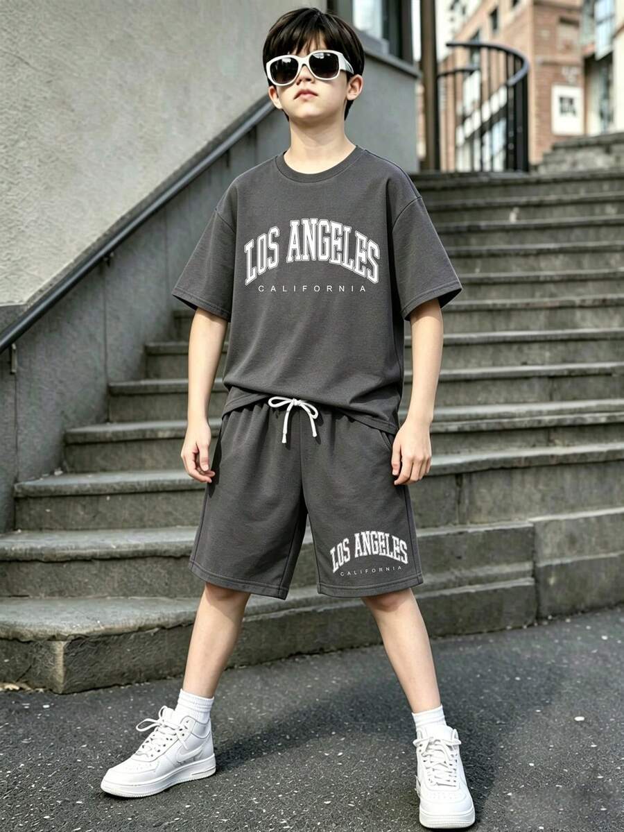 Set Kaos dan Celana Pendek Lengan Pendek Leher Bulat dengan Motif Huruf dan Gambar Grafis untuk Anak Laki-Laki - Dark Grey - View 1