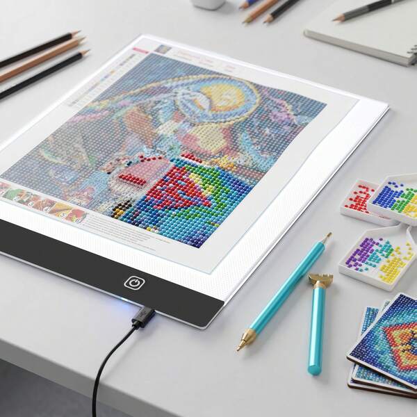 1 pieza Almohadilla de luz LED ultra delgada de alta transparencia A2/A3/A4/A5, caja de luz de trazado, almohadilla de luz de strass hecha a mano, mesa de trazado dedicada para pintura de diamantes; cable de alimentación USB estándar incluido, 4 clips de fijación proporcionados, adecuada para pintura de diamantes, trazado de animación, trazado de caligrafía, transferencia de tatuajes, bocetos, manualidades de patchwork y otros escenarios.