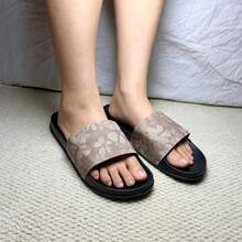 Sandálias Slide Masculinas Vintage com Estampa Floral Escura, Sola Macia Antiderrapante, Chinelos Casuais para Uso Interno e Externo - Caqui - Visão 4