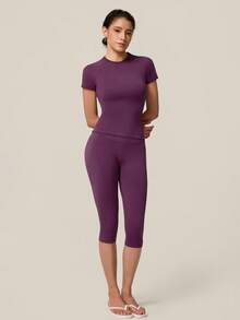 TimeOff Conjunto de mujer de un solo color sin costuras con cuello redondo, manga corta, cintura acanalada y pantalones de largo medio para gimnasio, correr y entrenamiento - Morado - Ver 6