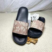 Sandálias Slide Masculinas Vintage com Estampa Floral Escura, Sola Macia Antiderrapante, Chinelos Casuais para Uso Interno e Externo - Caqui - Visão 2