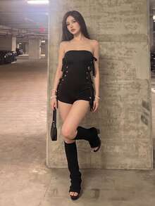 女款俐落黑色無肩帶連身衣，短版貼身連身褲，聚酯纖維材質，無袖設計搭配時尚側邊鏤空，打造前衛造型 - 黑色 - 查看 1