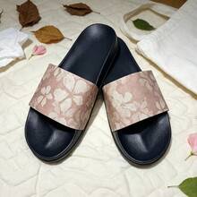 Sandálias Slide Masculinas Vintage com Estampa Floral Escura, Sola Macia Antiderrapante, Chinelos Casuais para Uso Interno e Externo - Caqui - Visão 5