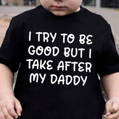 ملابس علوية صيفي أنيق للأولاد بأكمام قصيرة يتميز بعبارة "'I Try To Be Good But I Take After My Daddy" في سلسلة عناصر الحروف، مثالي للخارج