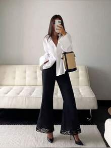 Pantalones casuales acampanados con cintura elástica y ribete de encaje en color negro - Negro - Ver 2