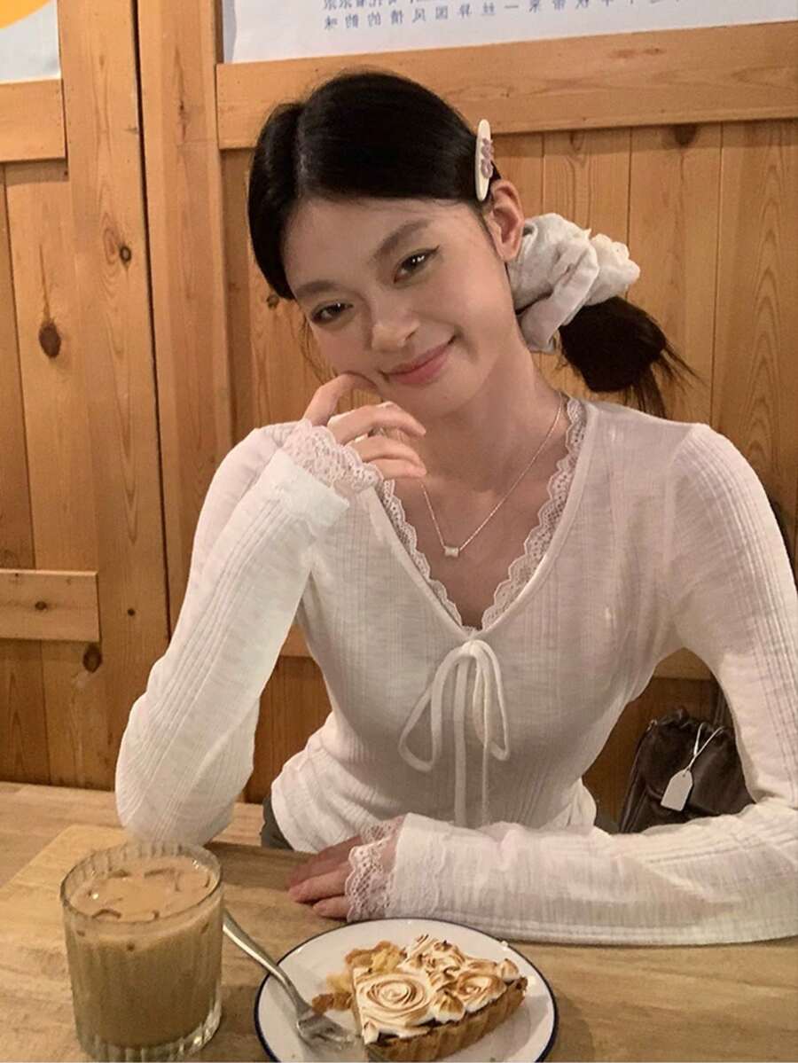 Korean Style Fashion White Inner Layer Long Sleeve T-Shirt, Autumn Textured V-Neck Lace Trim Slim Fit Flattering Top Casual - White - View 1