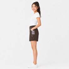 Celana Pendek Kargo Outdoor Longgar Multi Saku dengan Trim Kontras untuk Wanita LI-NING AKSV940 - Kopi Coklat - View 3