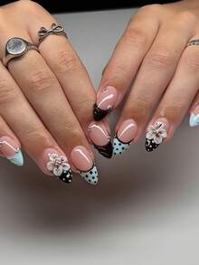 「Sweet-Meets-Edgy」杏仁形穿戴甲，裸色底色，白色與棕色 3D 凝膠花卉藝術，藍色與棕色波點，法式指尖設計，點綴微小金屬珠飾，暖色調風格，適合秋冬 - 彩色 - 查看 9