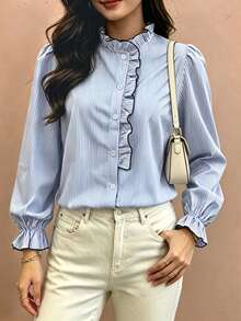 Áo blouse nữ dáng rộng tay dài, kẻ sọc xanh trắng, phối viền tương phản, cổ bèo và cổ tay bèo, phong cách thường ngày, phù hợp cho mọi mùa - Xanh và trắng - Xem 2