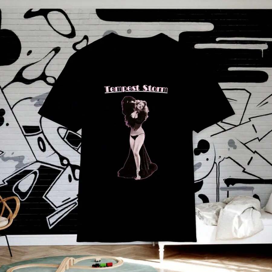 Camiseta Tempest Storm: Vegas Showgirl-- ¡Primera en alcanzar la fama , años 50! Historia olvidada, Homenaje, Empoderamiento, Burlesque, Película, cabaret, pin-up - Negro - Ver 1