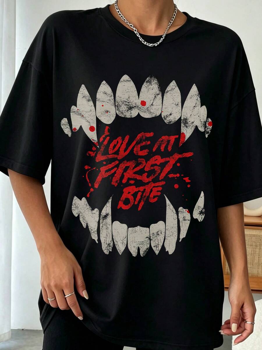 Love At First Bite Vintage Distressed Vampire Fangs Red Blood Splatter Dark Gothic Horror Casual Graphic Tee - 黑色 - 查看 1