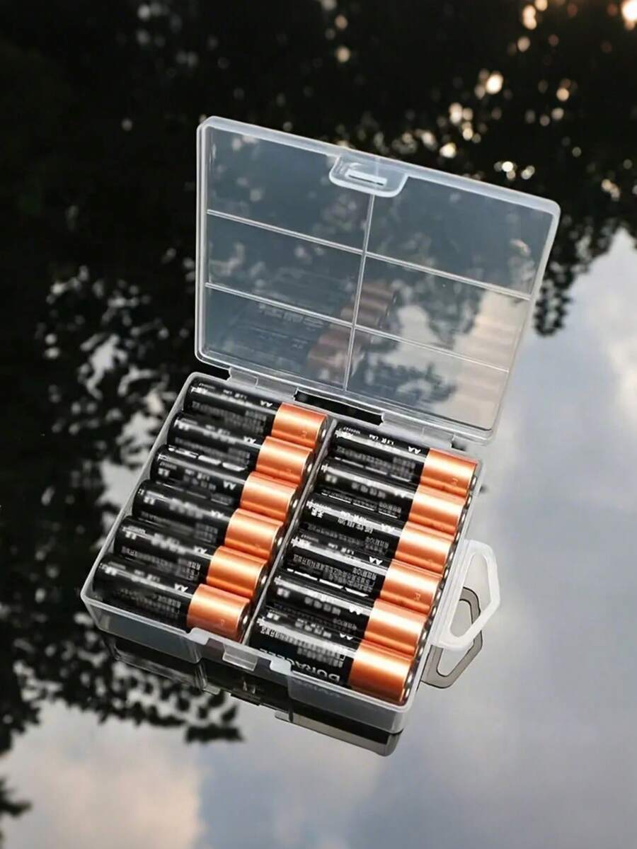 1個大容量透明電池收納盒，硬塑材質耐用防震，可存放24顆AA電池或24顆AAA電池，透明盒身方便辨識快速取用，分格設計防止電池短路，防塵防潮，適用於居家、辦公室、學生宿舍的小家電電池收納，實用居家收納工具，節日與喬遷必備禮物