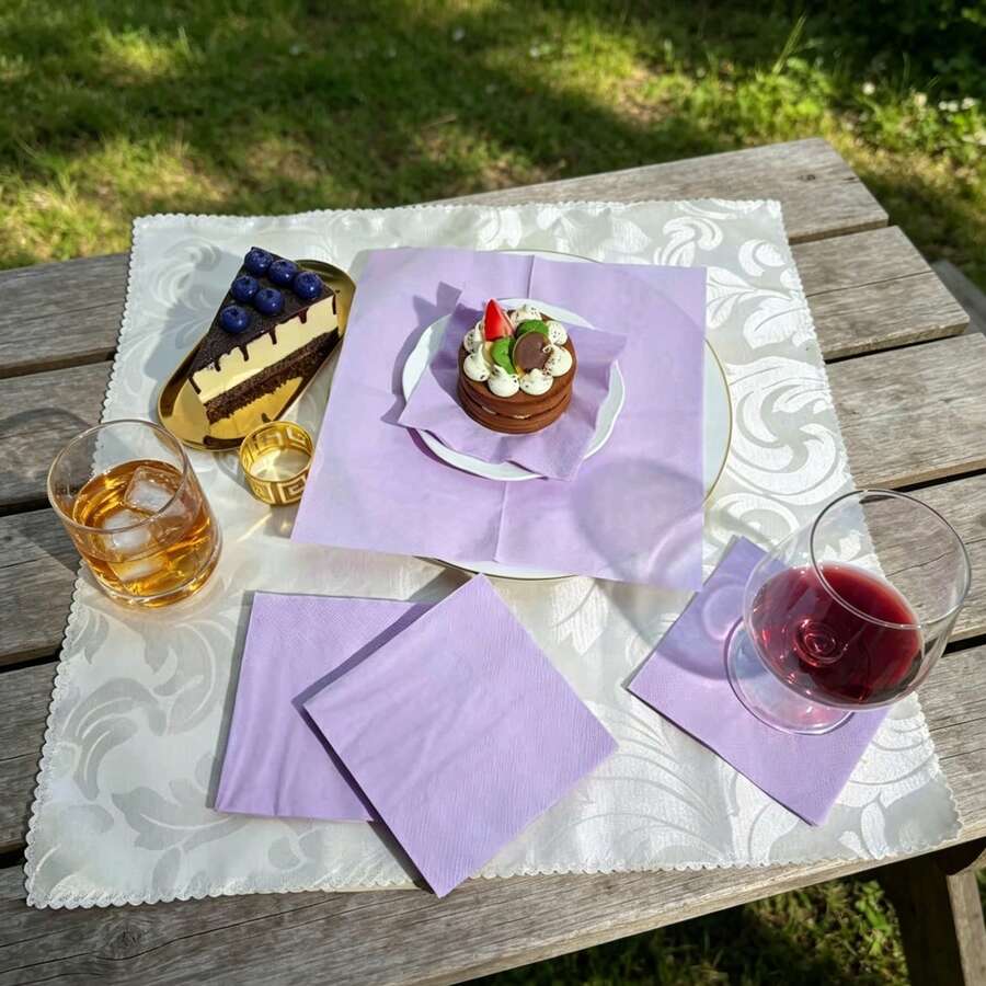 Serviette carrée violet clair, 2 épaisseurs, 12,5 x 12,5 cm, serviette de cocktail jetable, serviette de fête lilas, serviette de boisson et de dessert premium, pour mariage, fêtes, dîner d'anniversaire - Voir 1