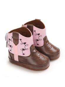 Sepatu Bot Denim Bayi Bordir Hati Kontras Cokelat & Merah Muda, Sepatu Bot Ankle Pra-Berjalan Gaya Barat Vintage dengan Sol Lembut untuk Bayi Perempuan - Berwarna merah muda - View 1