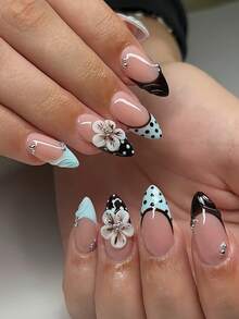 「Sweet-Meets-Edgy」杏仁形穿戴甲，裸色底色，白色與棕色 3D 凝膠花卉藝術，藍色與棕色波點，法式指尖設計，點綴微小金屬珠飾，暖色調風格，適合秋冬 - 彩色 - 查看 1
