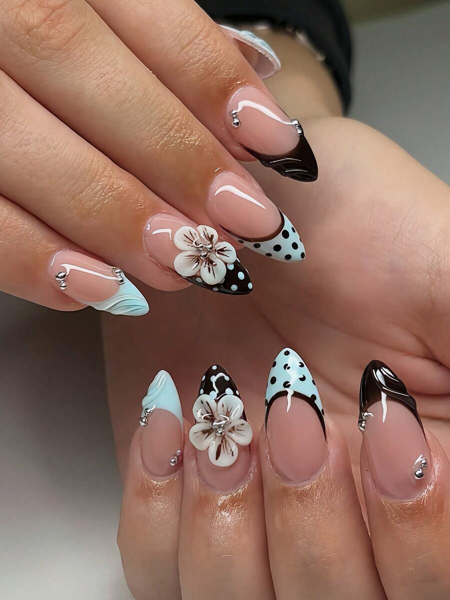 「Sweet-Meets-Edgy」杏仁形穿戴甲,裸色底色,白色與棕色 3D 凝膠花卉藝術,藍色與棕色波點,法式指尖設計,點綴微小金屬珠飾,暖色調風格,適合秋冬 - 彩色 - 查看 1