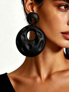 1 Pair Women's Vintage European & American Style Hammered Asymmetrical Textured Double-Layer Hollow Donut Dangle Earrings, Black Large & Small Hollow Round Hoop Handmade Hammered Texture Earrings, Suitable For Party, Banquet, Vacation Wear - Black - View 3