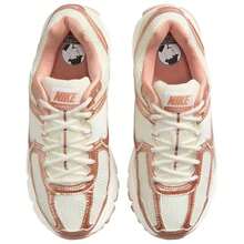 Nike Zoom Vomero 5 NA36 Women's Tan/Gold Casual Sneakers IQ9603-133  | Cushioned Performance, Lightweight Comfort - 金色 - 查看 4