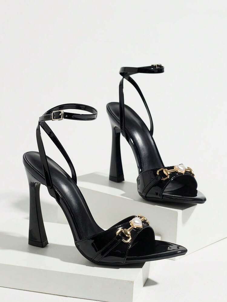 Jin Bei Qi Giày sandal cao gót nữ thời trang cao cấp cho tiệc đêm ngoài trời xuân/hè, gót vuông mạ điện, mũi nhọn bóng, quai đơn kèm khóa cài dây xích hình trái tim kim loại trang trí, vải gương mềm cao cấp, quai cổ chân sexy có khóa điều chỉnh, thanh lịch thoải mái cho mọi dịp trang trọng, dễ phối với váy đầm và chân váy, phù hợp hẹn hò Valentine, dự tiệc, đi làm và mặc hàng ngày, gót cao vững chãi - màu đen - Xem 4