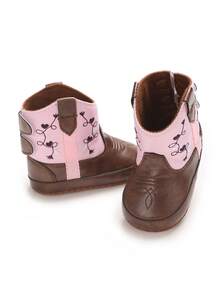 Sepatu Bot Denim Bayi Bordir Hati Kontras Cokelat & Merah Muda, Sepatu Bot Ankle Pra-Berjalan Gaya Barat Vintage dengan Sol Lembut untuk Bayi Perempuan - Berwarna merah muda - View 5