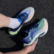 XTEP Shock Absorption Pro Sepatu Lari Pria Baru dengan Dukungan Peredam Guncangan Ringan Bernapas Cengkeraman Tahan Aus - biru/hijau - View 4