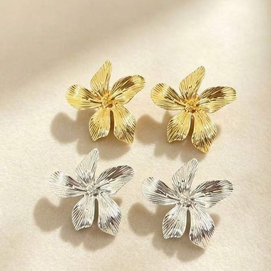 1 Pair Vintage Textured Petal Flower Stud Earrings, Minimalist Metal Floral Earrings For Women Daily Wear Jewelry, Gold & Silver Two Tones - Multicolor - View 1