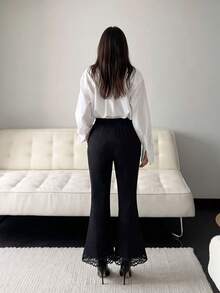 Pantalones casuales acampanados con cintura elástica y ribete de encaje en color negro - Negro - Ver 7
