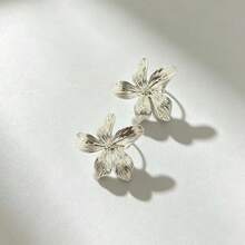 1 Pair Vintage Textured Petal Flower Stud Earrings, Minimalist Metal Floral Earrings For Women Daily Wear Jewelry, Gold & Silver Two Tones - Multicolor - View 7