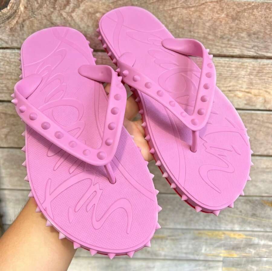 CL"Classic Retro 3D Riveted Red-Bottom Flip-Flops, Couple Beach Flat Toe Sandals, Casual Slip-Resistant Comfortable Flip-Flops - 粉紅色 - 查看 1