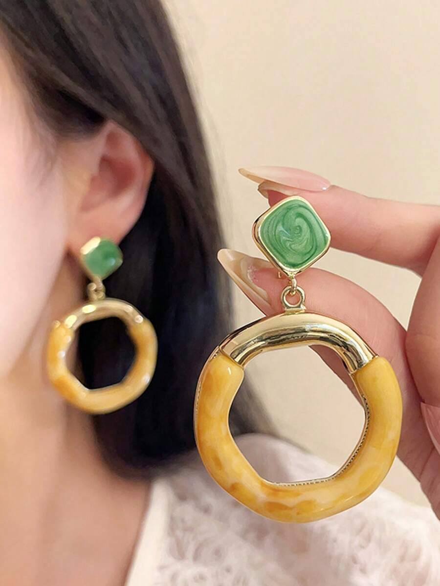 1Pair Of Retro Colour-Blocked Circle Pendant Clip-On Earrings – Fashionable, Statement-Making Geometric Design For Women (No Piercing Required) - Yellow - View 1