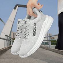 Zapatillas de running con parte superior de malla texturizada degradada y amortiguación para hombres y mujeres, estampado de letras en el lateral, suela gruesa de espuma ligera, antideslizantes y resistentes al desgaste, transpirables y sin sensación de sofoco para verano, para correr largas distancias al aire libre, fitness, desplazamientos diarios, versátiles para parejas, estilo casual deportivo, disponibles en múltiples colores - Gris - Ver 4