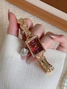 女士金色方形手鍊石英手錶，精緻小巧，適合日常配戴，生日/畢業禮物，休閒聚會 - 金色 - 查看 3