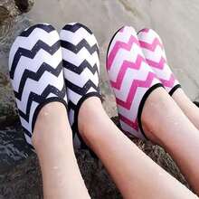 1 par de calcetines de playa y zapatos de agua resistentes al calor de verano, de secado rápido, antideslizantes, con rayas y lunares en color blanco leche, para fiestas al aire libre, fiestas en la piscina y uso en el hogar, calcetines transpirables tipo descalzos para parejas unisex, zapatos de natación para playa, parque acuático, buceo y surf, ligeros y duraderos, regalo de cumpleaños (talla múltiple, unisex, color de unión aleatorio) - Esencial de playa - Multicolor - Ver 3