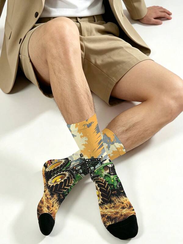 1 paire de chaussettes mi-mollet, imprimé intégral de tracteur vert de ferme vintage, illustration de tracteur agricole de récolte d'automne américaine avec champ de blé et coucher de soleil, paysage de champ de blé avec ciel dégradé jaune chaud, chaussettes mi-mollet de style rural de niche pour l'agriculture en plein air, chaussettes assorties de vêtements de travail pour passionnés de ferme unisexes, bout renforcé noir résistant à l'usure, tissu respirant et doux pour la peau, convient pour les pantalons en denim à jambes larges, les pantalons de travail, les mocassins vintage, les chaussons de maison, les trajets quotidiens, les tenues de ferme rurale, cadeau pour les passionnés d'agriculture en plein air (position de l'imprimé aléatoire)