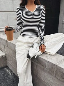 2026 女款春/夏新款獨特條紋V領標準肩修身顯瘦內搭打底上衣 - 黑與白 - 查看 4
