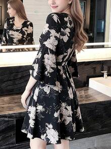 Vestido corto de mujer Vestido primaveral/veraniego con estampado floral en blanco y negro, cuello en V, cintura con cordón, mangas acampanadas, silueta A de talle alto, largo corto,elegante - Negro - Ver 9