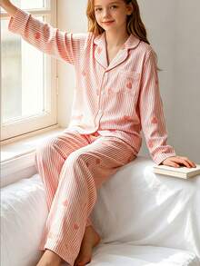 1件時尚優雅2件式居家服套裝，包含粉色愛心條紋上衣與長褲，適合女孩在春、秋、冬季穿著。採用舒適面料製成，配有翻領鈕扣設計，非常適合日常穿著、派對、假日、情人節和休閒場合 - 珊瑚粉 - 查看 6