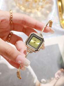 SOKI SOKI 1 pièce Montre à quartz de luxe vintage pour femmes, petit cadran carré avec marqueurs à clous, bracelet ouvert plaqué or poli, cornes ornées de cristaux, design à fermoir ouvert, facile à porter, délicate et élégante, convient pour le quotidien, les vacances, les fêtes, le Ramadan, l'Aïd, le bureau, Thanksgiving, les mariages, les banquets, les rendez-vous, Noël, la rentrée scolaire, Halloween, Pâques et autres occasions, cadeau parfait pour les femmes - Vert - Voir 4