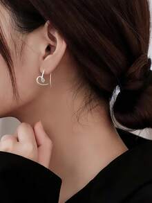 1 Pair S925 Sterling Silver Linear Hollow Heart Earrings For Women, Classic Minimalist Korean Ins Artistic Style, Gentle Elegant Elegant, Unique Sweet Fresh Niche Ear Jewelry, Suitable For Daily Casual Wear Or Party Gathering Gift - Love - View 4