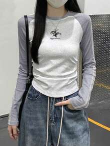 Kaos Lengan Panjang Raglan Sporty dengan Garis Kontras Kasual - Light Grey - View 1