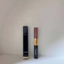 CHANEL LE ROUGE DUO ULTRA TENUE 長效持久液態唇膏，亮澤自然裸色，保濕滋潤自然唇彩，適合中年女性 - 69-TENDER BEIGE - 查看 1